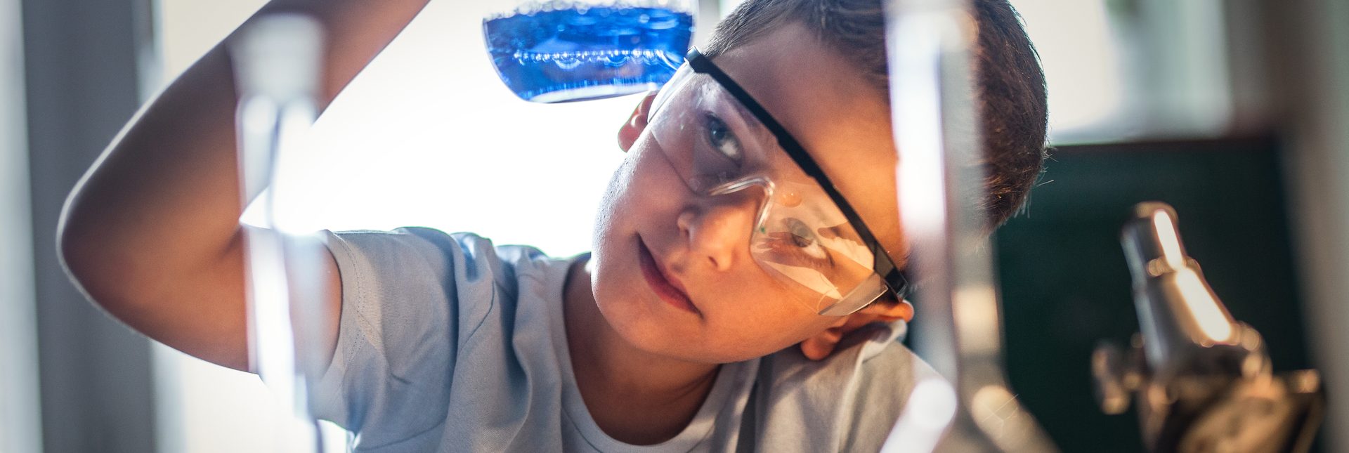 Un enfant qui fait une expérience scientifique