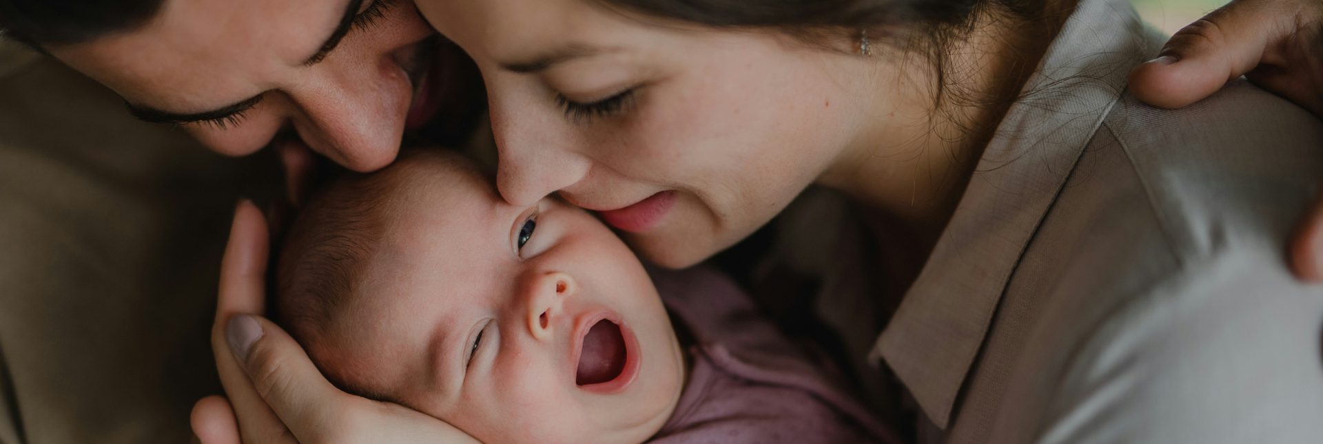 Des parents embrassent leur nouveau-né
