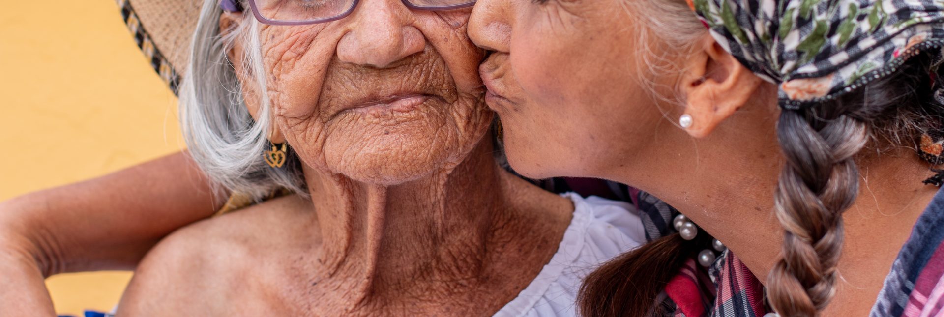 Deux femmes qui s’embrassent