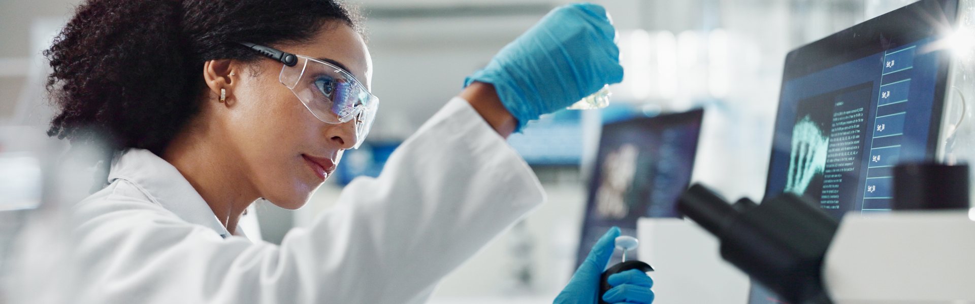 Une chercheuse en laboratoire